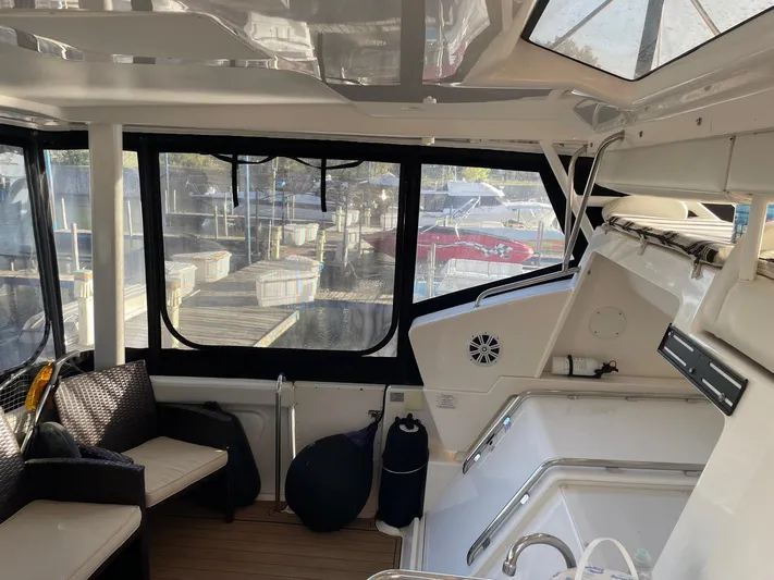  Yacht Photos Pics Interior of 1999 Silverton 392 Motor Yacht with seating and windows.