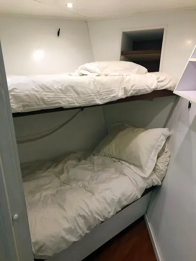 Care Bear Yacht Photos Pics Bunk beds in the 2013 Ocean Voyager 95 EXPEDITION yacht cabin.