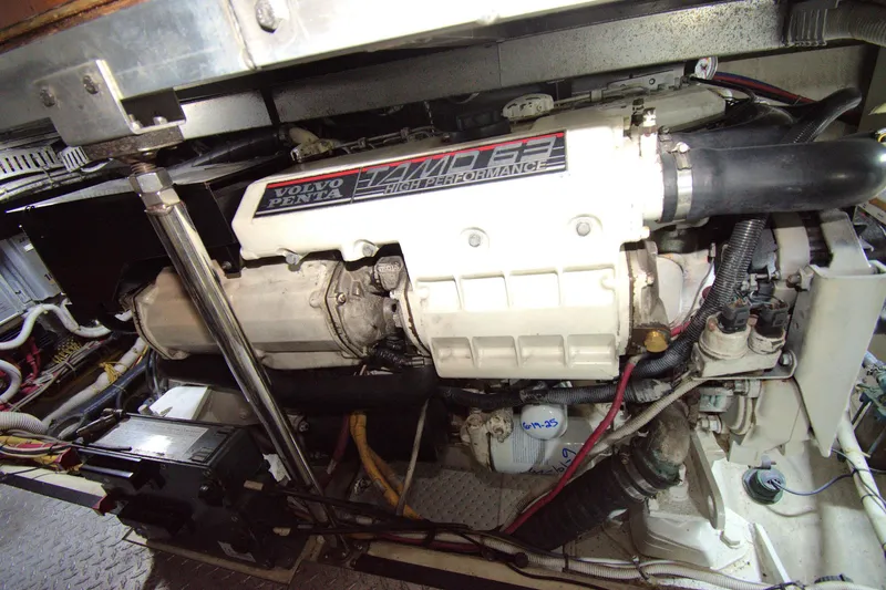 IV Play Too Yacht Photos Pics Engine room of 2005 Carver 444 Cockpit Motor Yacht with Volvo Penta engine.