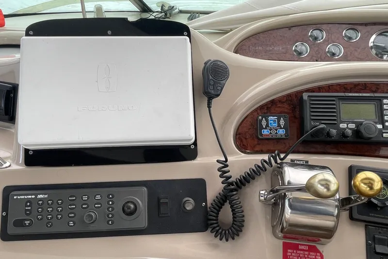  Yacht Photos Pics Control panel of a 1999 Sea Ray 460 Sundancer boat with navigation equipment.