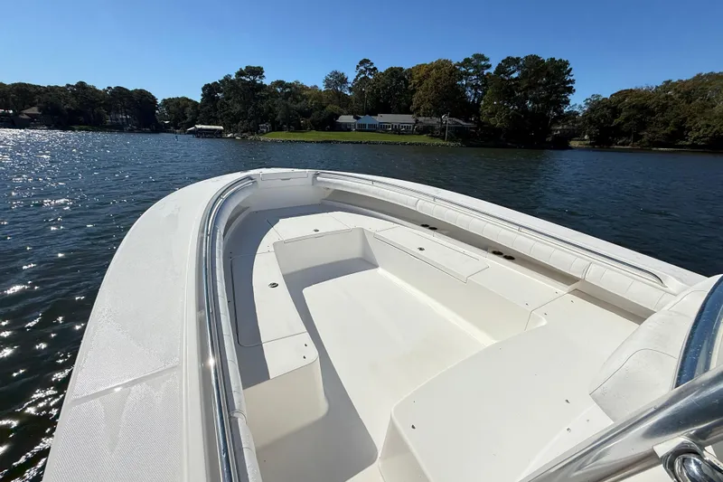  Yacht Photos Pics 2009 Regulator 34SS boat on a sunny lake, showcasing spacious deck and sleek design.
