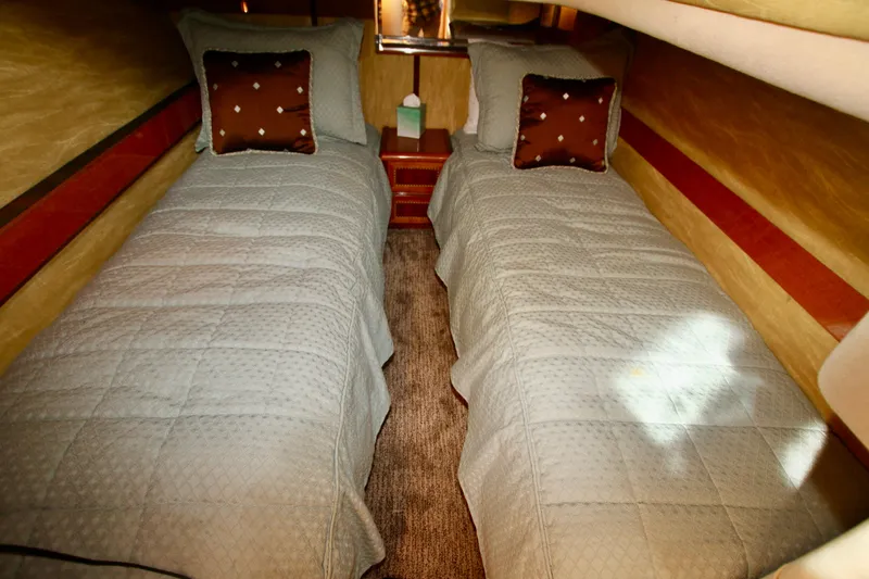  Yacht Photos Pics Twin beds in a cozy cabin with decorative pillows, Prima 5230, 1999 model.