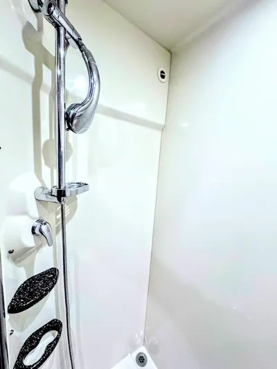 Murphys' Law Yacht Photos Pics SHOWER FWD