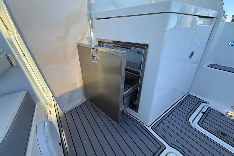 Nauti Kitten Yacht Photos Pics 2022 Pursuit DC 326 Dual Console