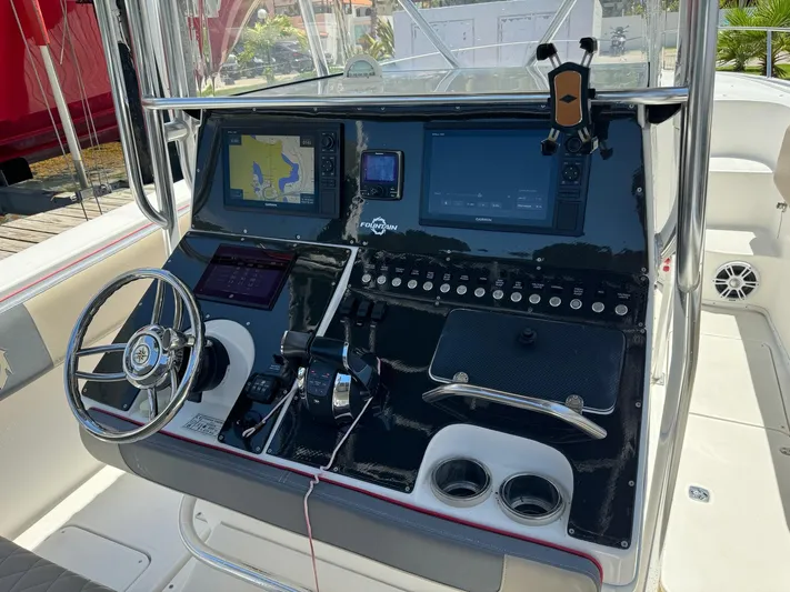  Yacht Photos Pics 2008 Fountain 38 TE boat dashboard with navigation screens and controls.