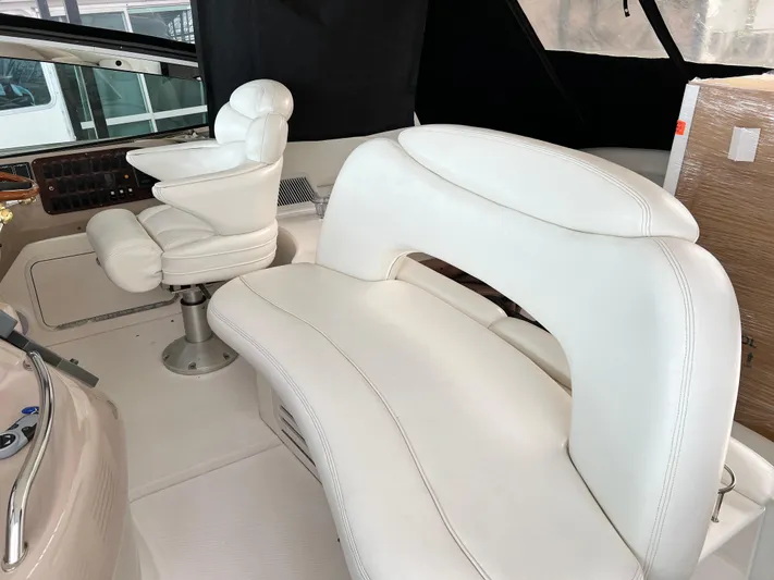  Yacht Photos Pics White leather seating in 2003 Sea Ray 460 Sundancer yacht cockpit.