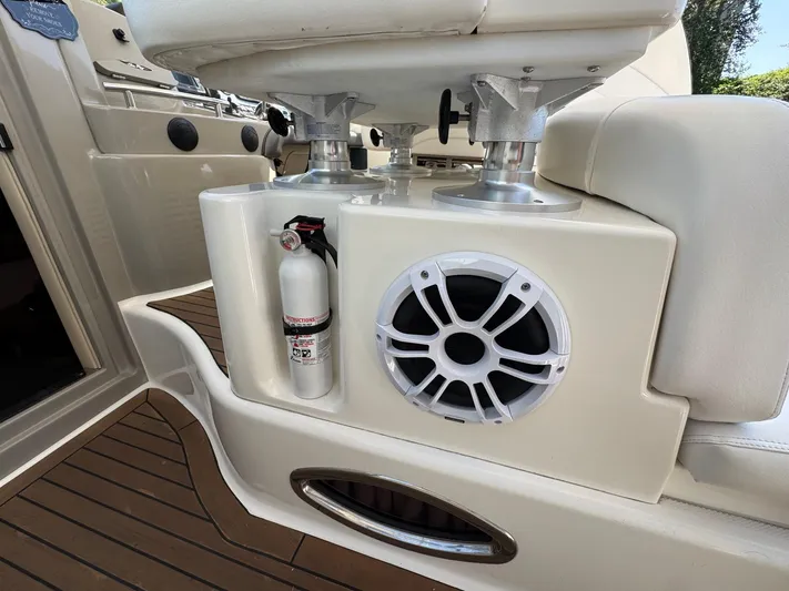  Yacht Photos Pics 2007 Sea Ray 400 Sundancer boat interior with speaker and fire extinguisher.