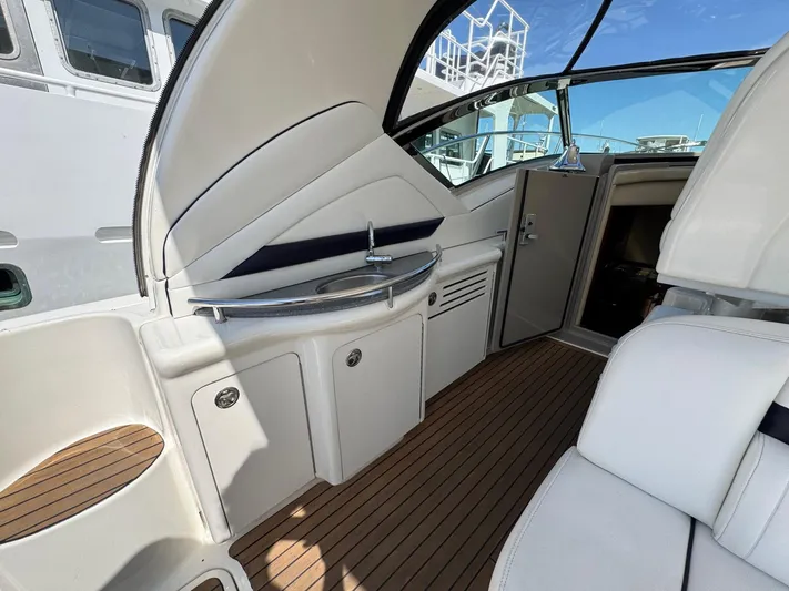  Yacht Photos Pics 2007 Sea Ray 400 Sundancer interior with sleek design and wooden flooring.