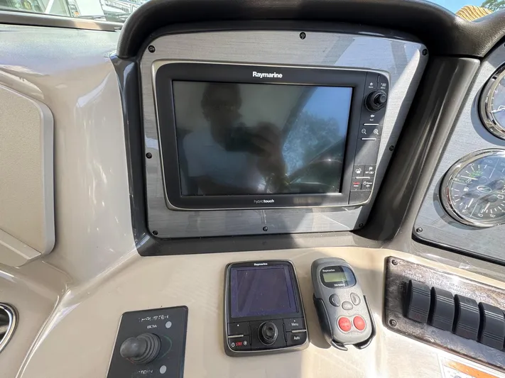  Yacht Photos Pics Control panel of 2007 Sea Ray 400 Sundancer with Raymarine navigation system.