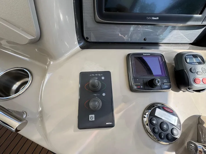  Yacht Photos Pics Control panel of a 2007 Sea Ray 400 Sundancer yacht with navigation equipment.