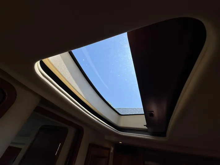 Yacht Photos Pics Sunroof view inside 2007 Sea Ray 400 Sundancer yacht, showcasing clear blue sky.