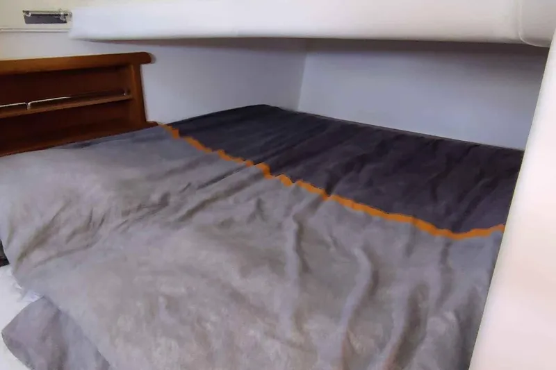 Ocilo Yacht Photos Pics Cozy cabin bed in 2005 Sealine SC 39 yacht interior.