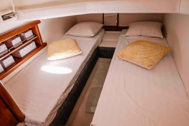 Ocilo Yacht Photos Pics 2005 Sealine SC 39 cabin interior with twin beds and decorative pillows.