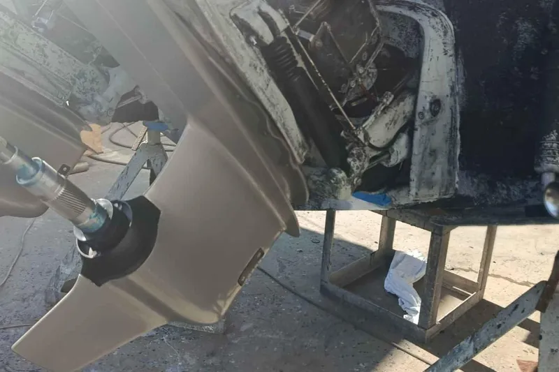 Ocilo Yacht Photos Pics 2005 Sealine SC 39 boat undergoing maintenance, showing engine and propeller details.