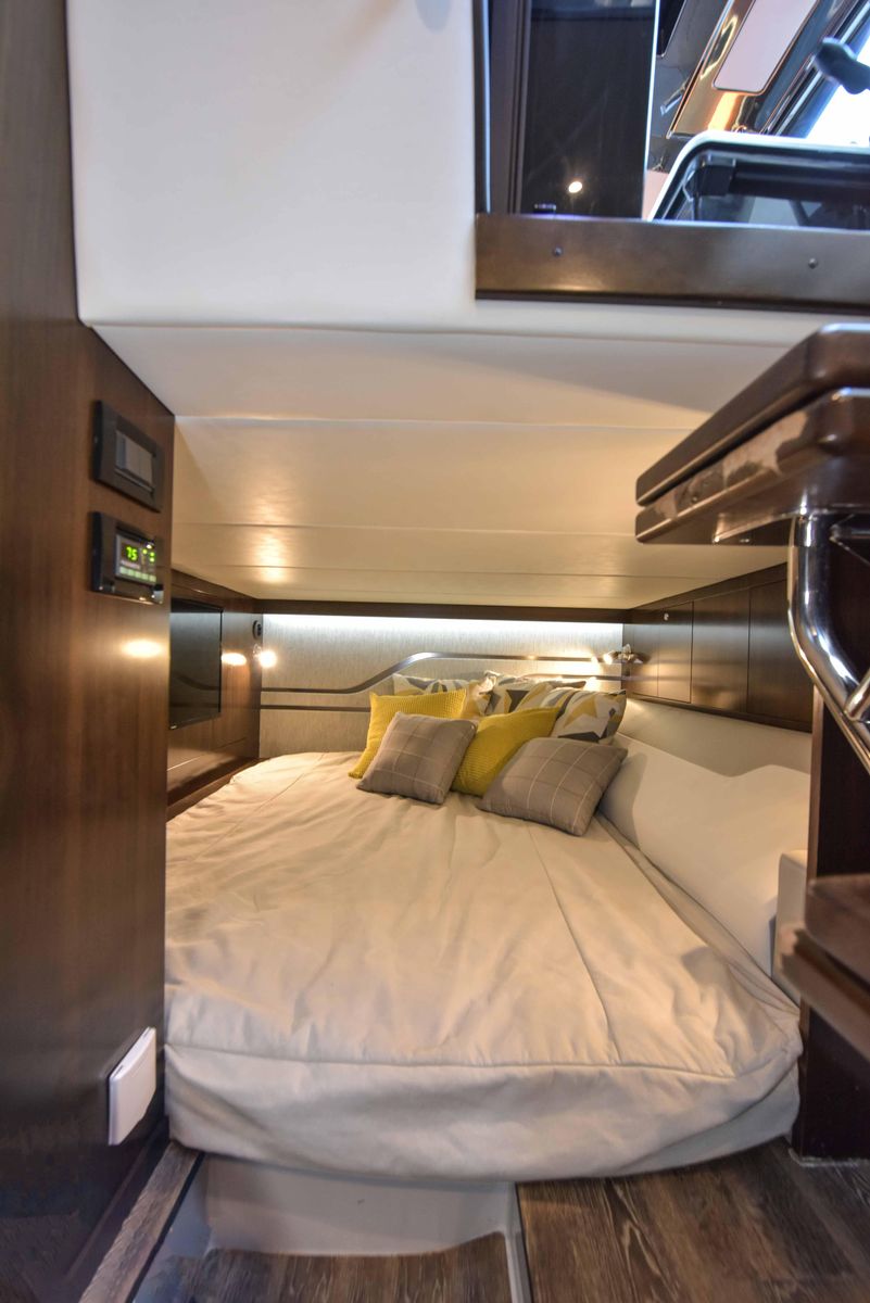 2021 Cruisers Yachts 42 