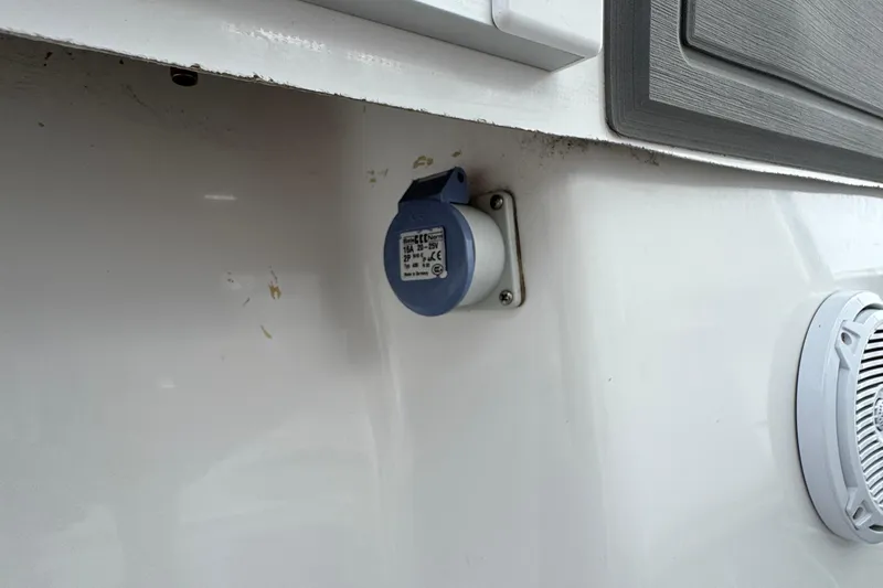  Yacht Photos Pics 2013 SeaHunter 33 Tournament boat with electrical outlet and speaker on white exterior.