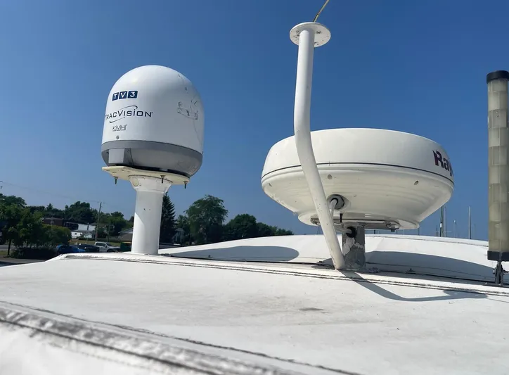  Yacht Photos Pics Radar and satellite equipment on 2005 Meridian 490 Pilothouse boat under clear blue sky.