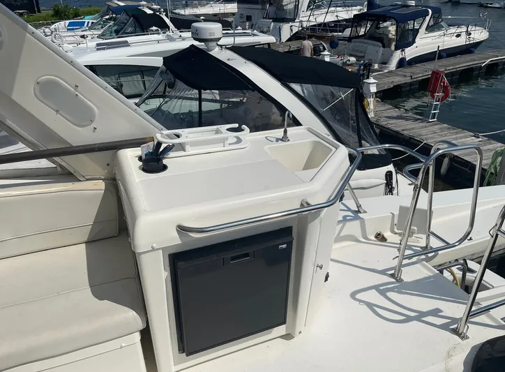  Yacht Photos Pics 2005 Meridian 490 Pilothouse yacht with outdoor sink and seating at marina.