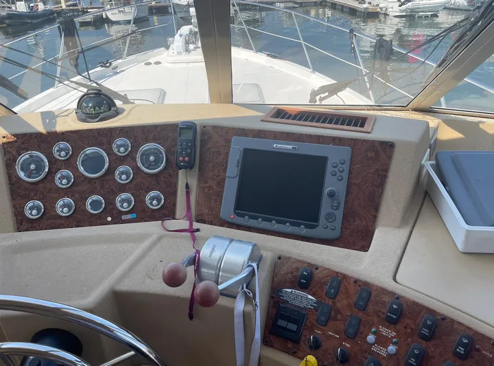  Yacht Photos Pics 2005 Meridian 490 Pilothouse dashboard with navigation controls and gauges at marina.