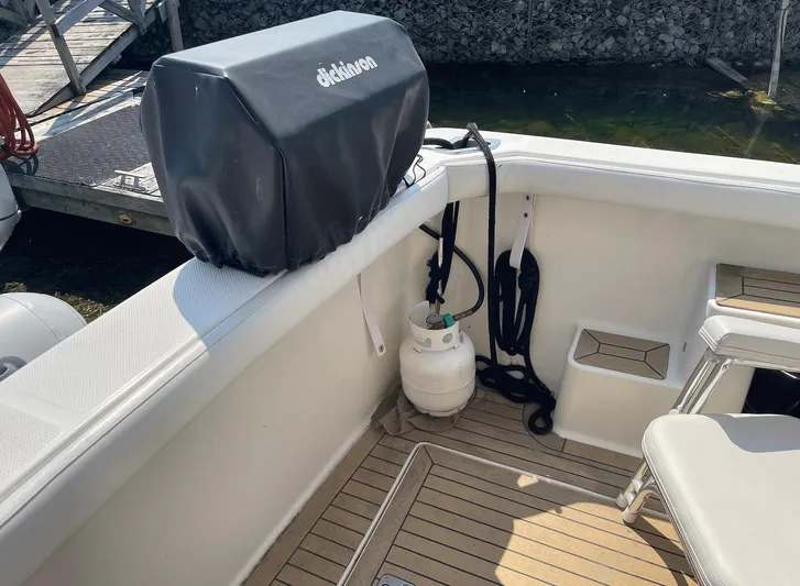  Yacht Photos Pics 2005 Meridian 490 Pilothouse deck with propane tank and covered grill.