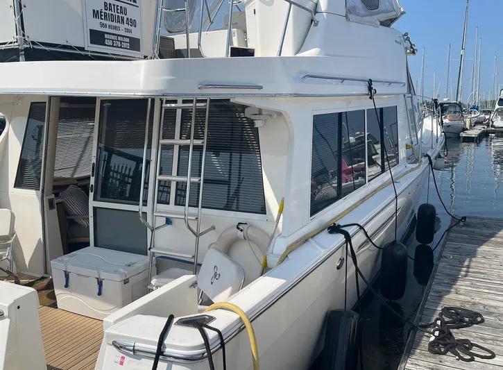  Yacht Photos Pics 2005 Meridian 490 Pilothouse yacht docked at marina, side view.