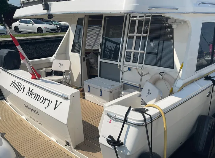  Yacht Photos Pics 2005 Meridian 490 Pilothouse yacht docked, featuring a spacious deck and seating area.