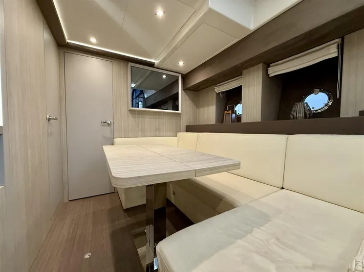  Yacht Photos Pics Cranchi 60 ST - Dinette
