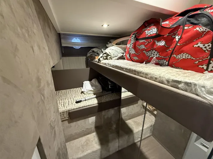  Yacht Photos Pics Cranchi 60 ST - Guest cabin