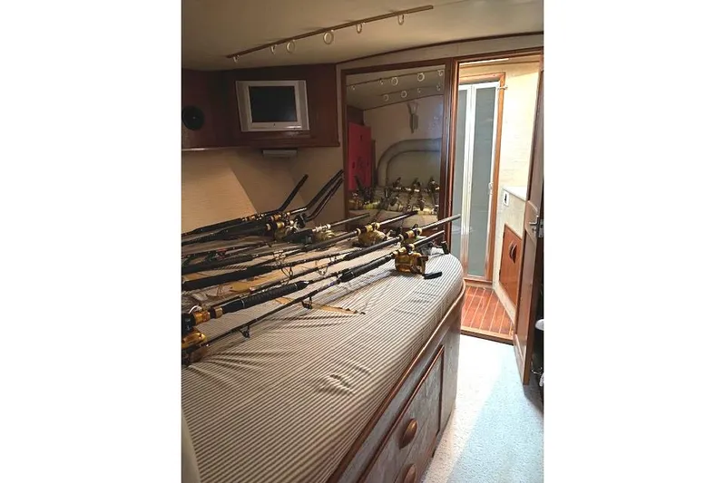 Rebel Child Yacht Photos Pics Interior of 1988 Buddy Davis 47 Custom Carolina with fishing rods and TV.