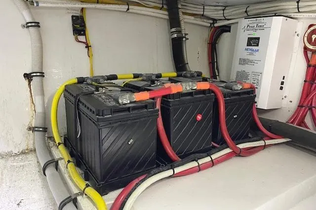 Rebel Child Yacht Photos Pics Battery setup in a 1988 Buddy Davis 47 Custom Carolina boat.