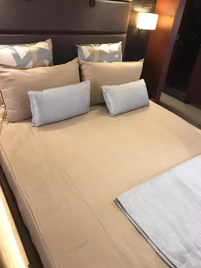 Zen Yacht Photos Pics Luxurious bedroom interior of 2015 Sea Ray L650 Fly yacht.