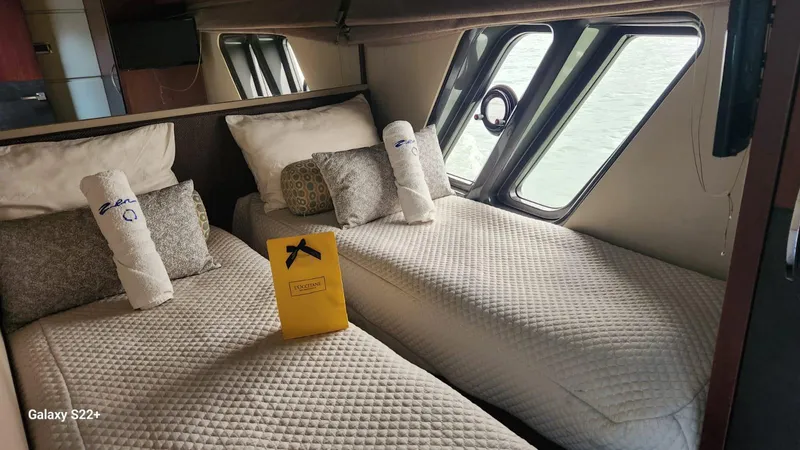 Zen Yacht Photos Pics Luxurious twin beds in 2015 Sea Ray L650 Fly yacht cabin with elegant decor.