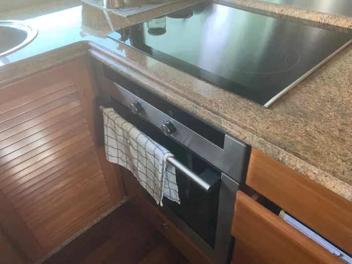  Yacht Photos Pics Modern kitchen with ABD 60 oven, stovetop, and checkered towel, 2006 model.