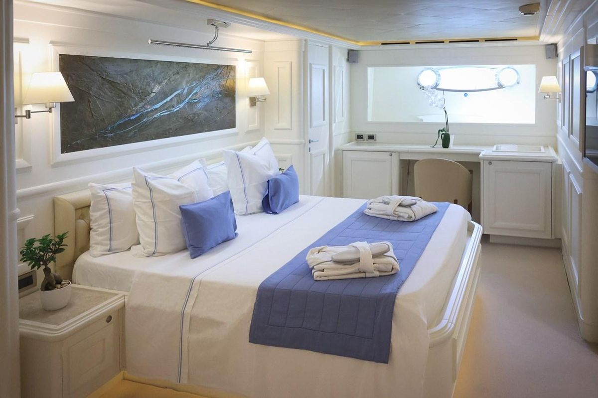 2003 Custom Line 101 