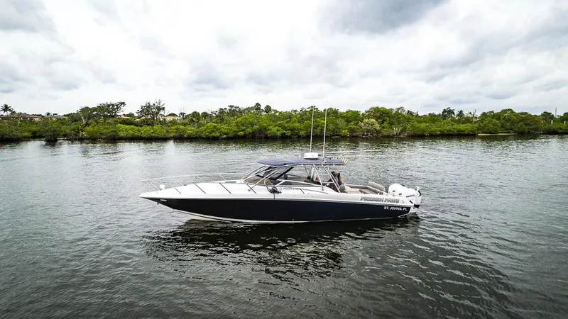 Pressin Paws Yacht Photos Pics 2008 Fountain - Exterior profile on the water