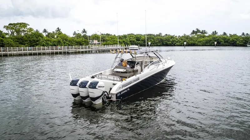 Pressin Paws Yacht Photos Pics 2008 Fountain - Exterior profile on the water