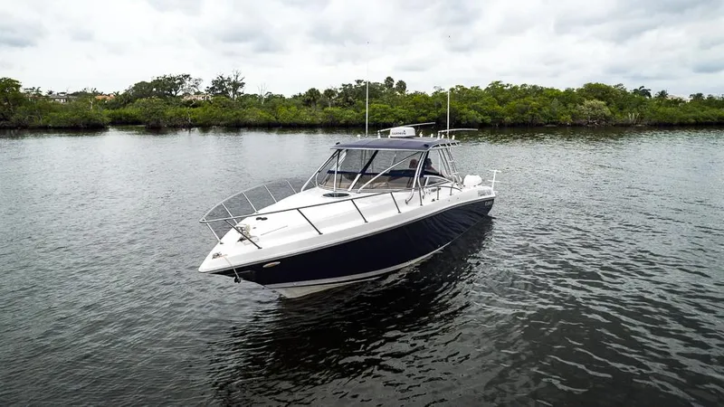 Pressin Paws Yacht Photos Pics 2008 Fountain - Exterior profile on the water