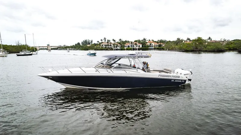 Pressin Paws Yacht Photos Pics 2008 Fountain - Exterior profile on the water