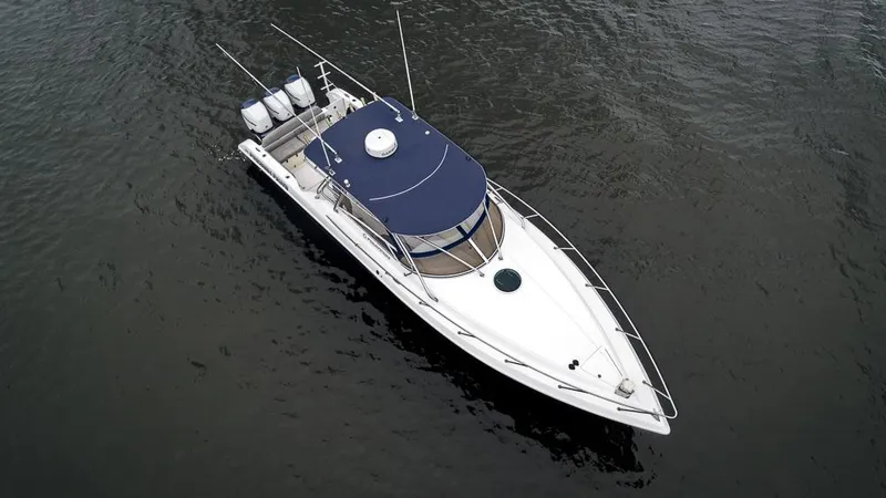 Pressin Paws Yacht Photos Pics 2008 Fountain - Exterior profile on the water