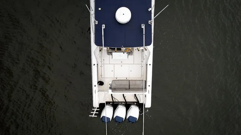 Pressin Paws Yacht Photos Pics 2008 Fountain - Exterior profile on the water