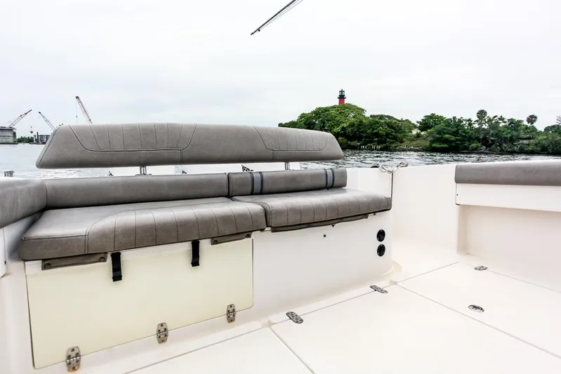 Pressin Paws Yacht Photos Pics 2008 Fountain - Aft