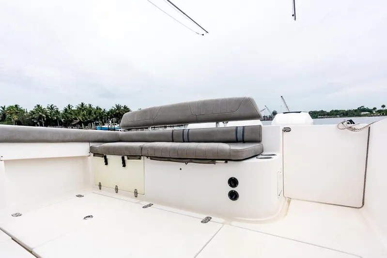 Pressin Paws Yacht Photos Pics 2008 Fountain - Aft