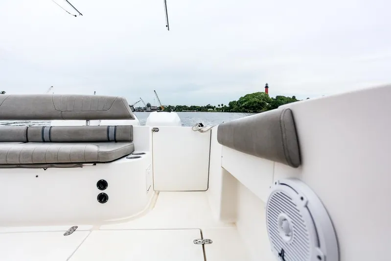 Pressin Paws Yacht Photos Pics 2008 Fountain - Aft