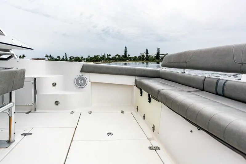 Pressin Paws Yacht Photos Pics 2008 Fountain - Aft