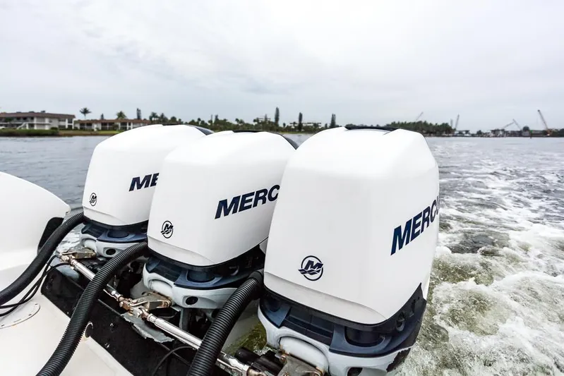 Pressin Paws Yacht Photos Pics 2008 Fountain - Engines