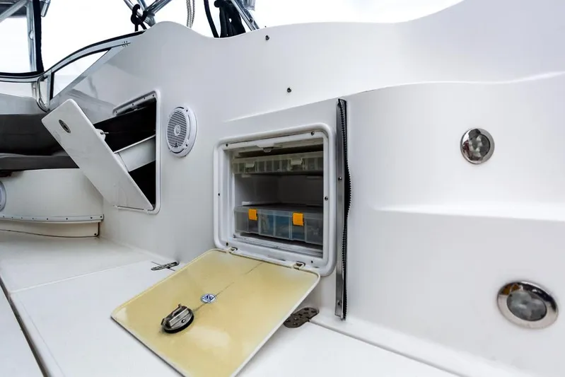 Pressin Paws Yacht Photos Pics 2008 Fountain - Storage