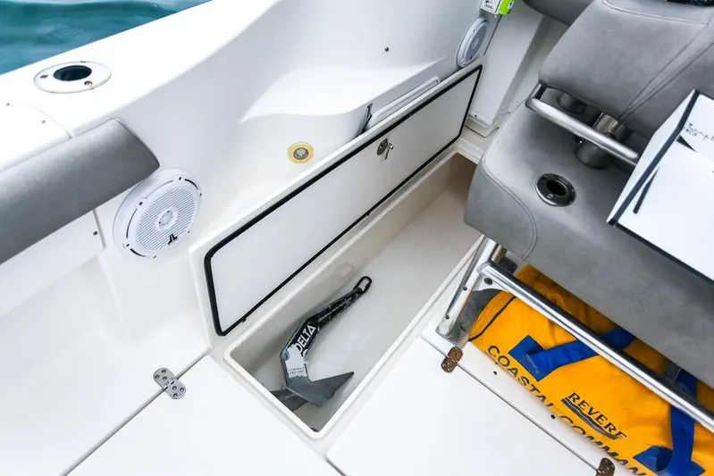 Pressin Paws Yacht Photos Pics 2008 Fountain - Storage