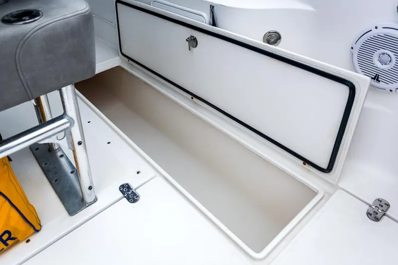 Pressin Paws Yacht Photos Pics 2008 Fountain - Storage