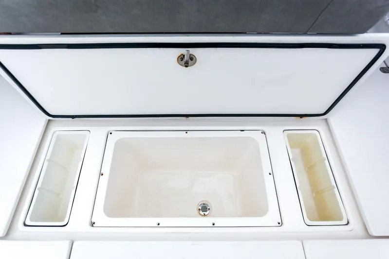 Pressin Paws Yacht Photos Pics 2008 Fountain - Storage