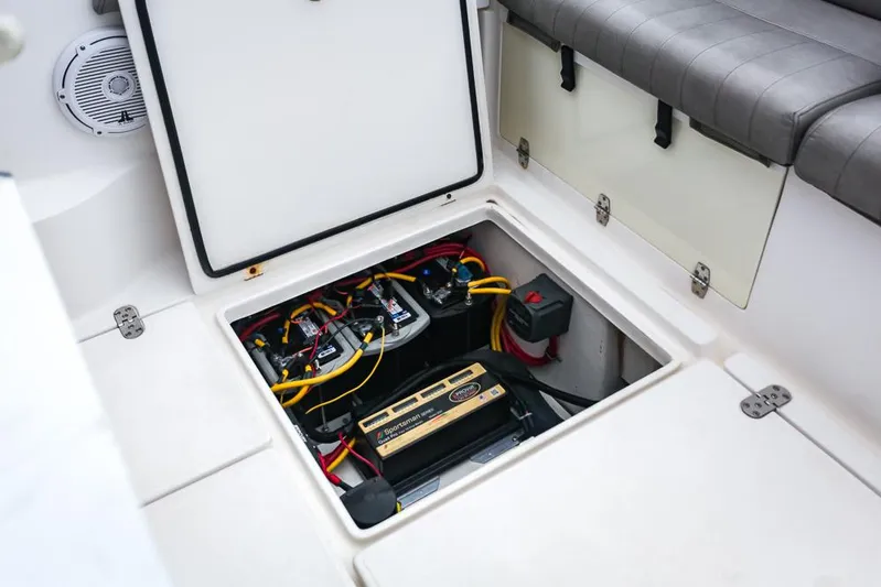 Pressin Paws Yacht Photos Pics 2008 Fountain - Batteries